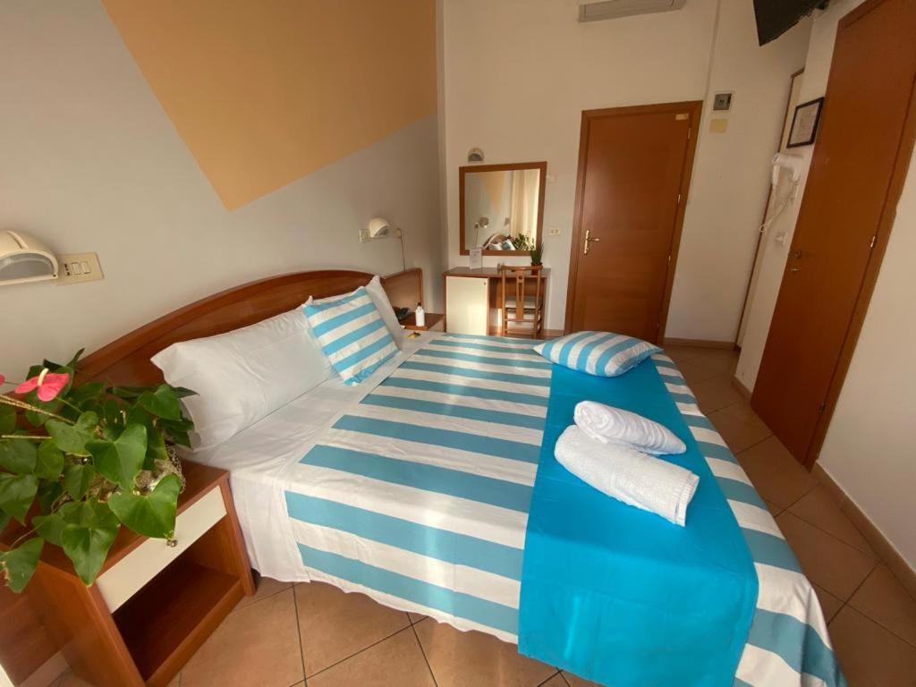 Hotel Villa Caterina Римини Екстериор снимка