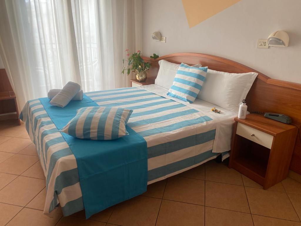 Hotel Villa Caterina Римини Екстериор снимка