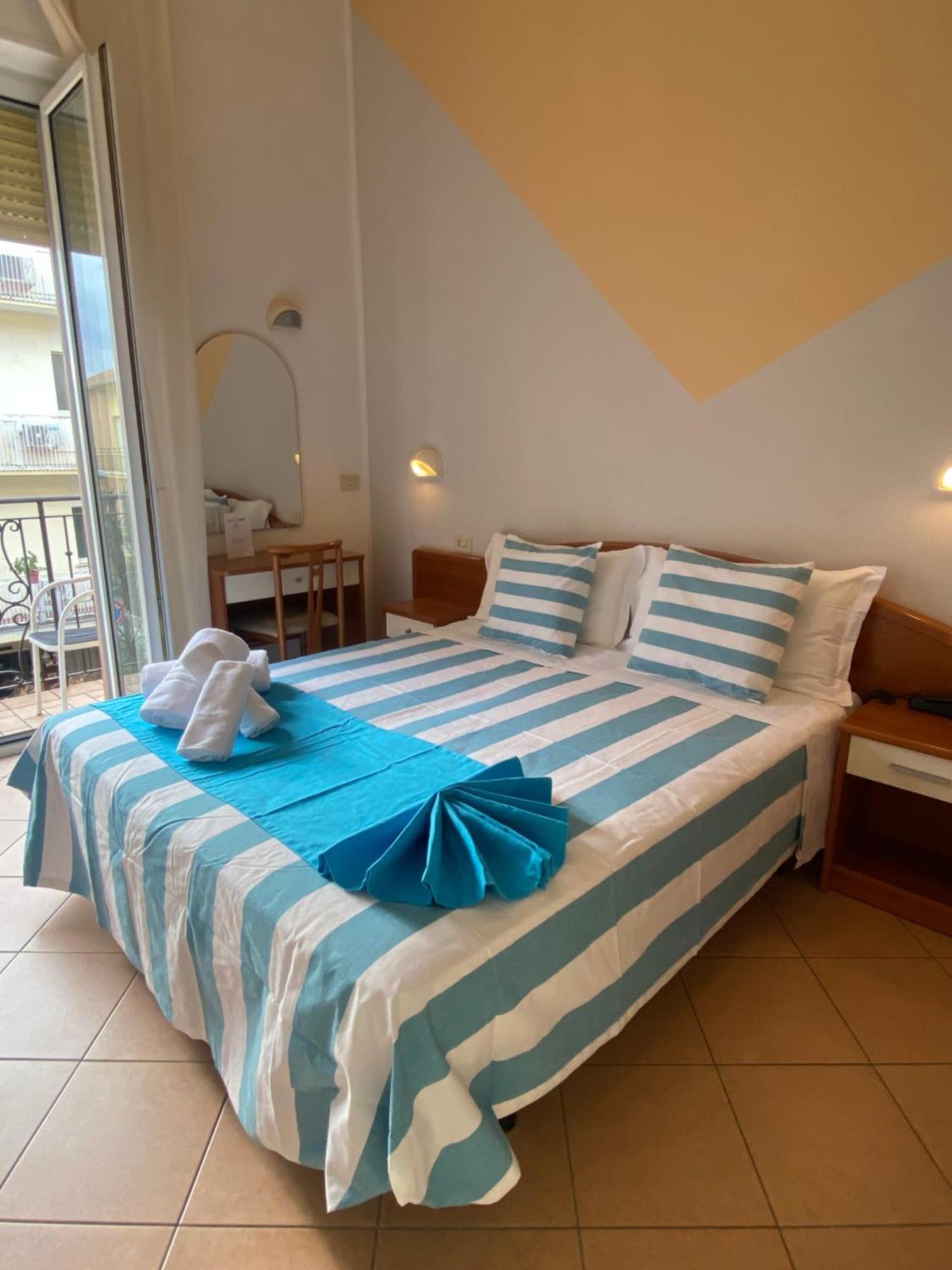 Hotel Villa Caterina Римини Екстериор снимка