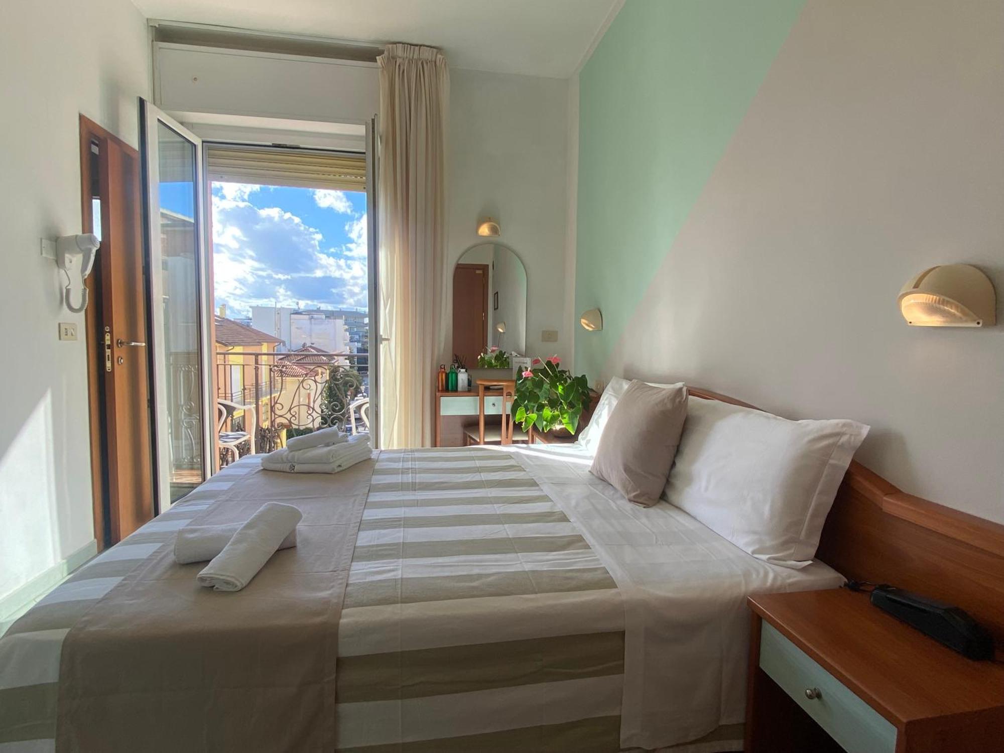 Hotel Villa Caterina Римини Екстериор снимка