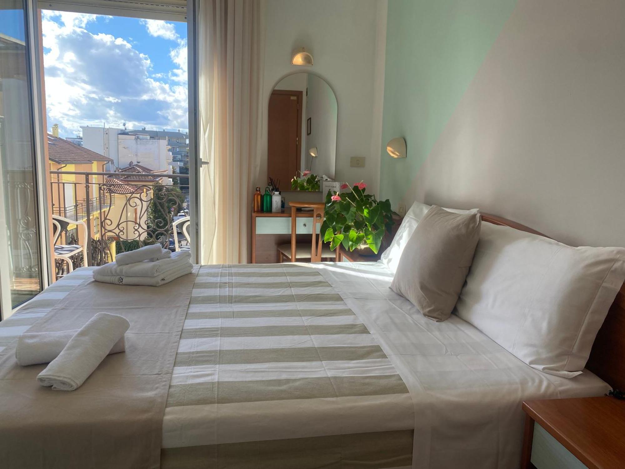 Hotel Villa Caterina Римини Екстериор снимка