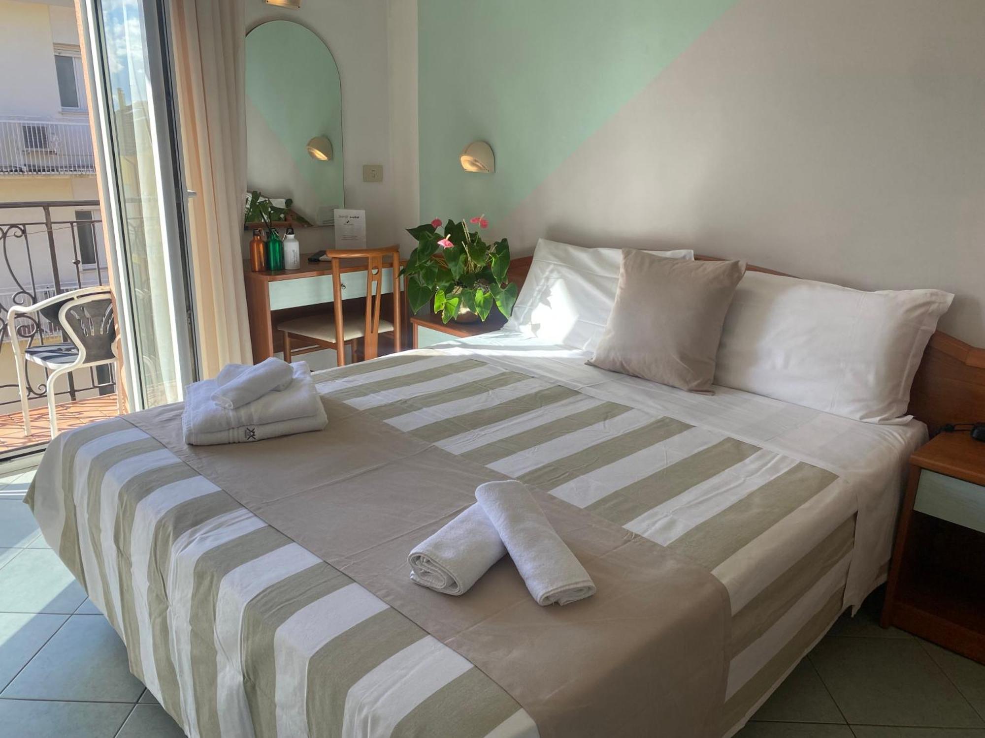Hotel Villa Caterina Римини Екстериор снимка