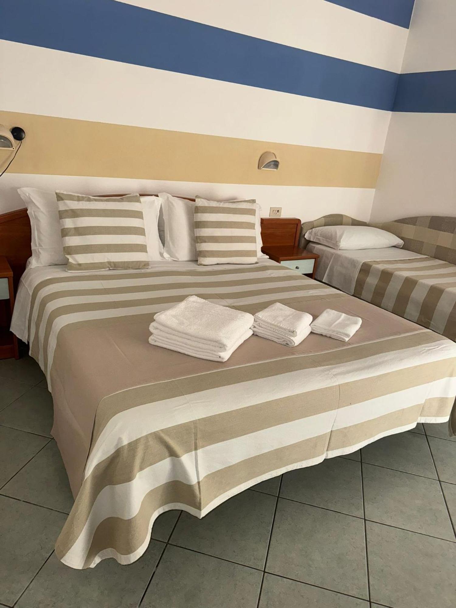 Hotel Villa Caterina Римини Екстериор снимка