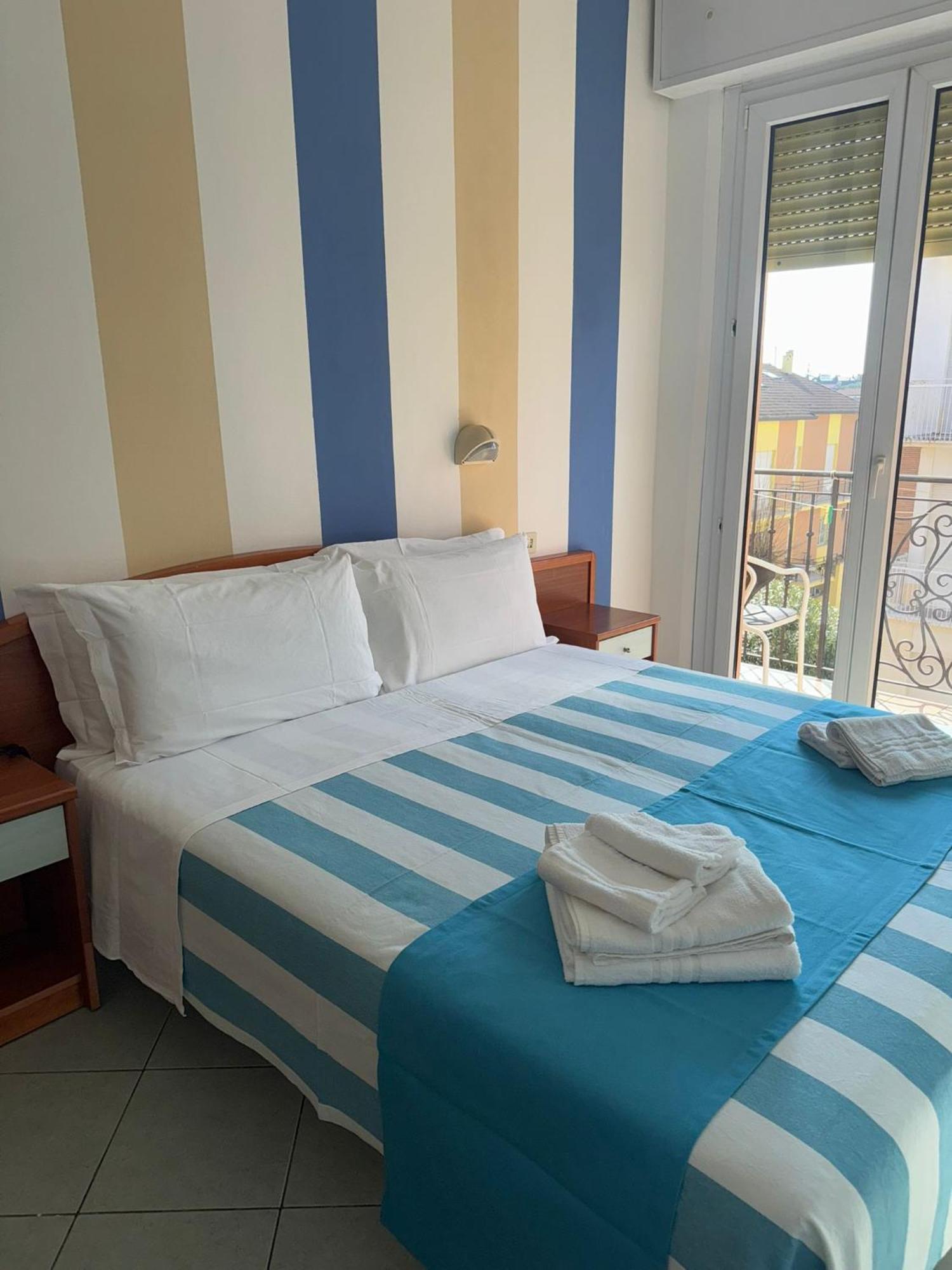 Hotel Villa Caterina Римини Екстериор снимка