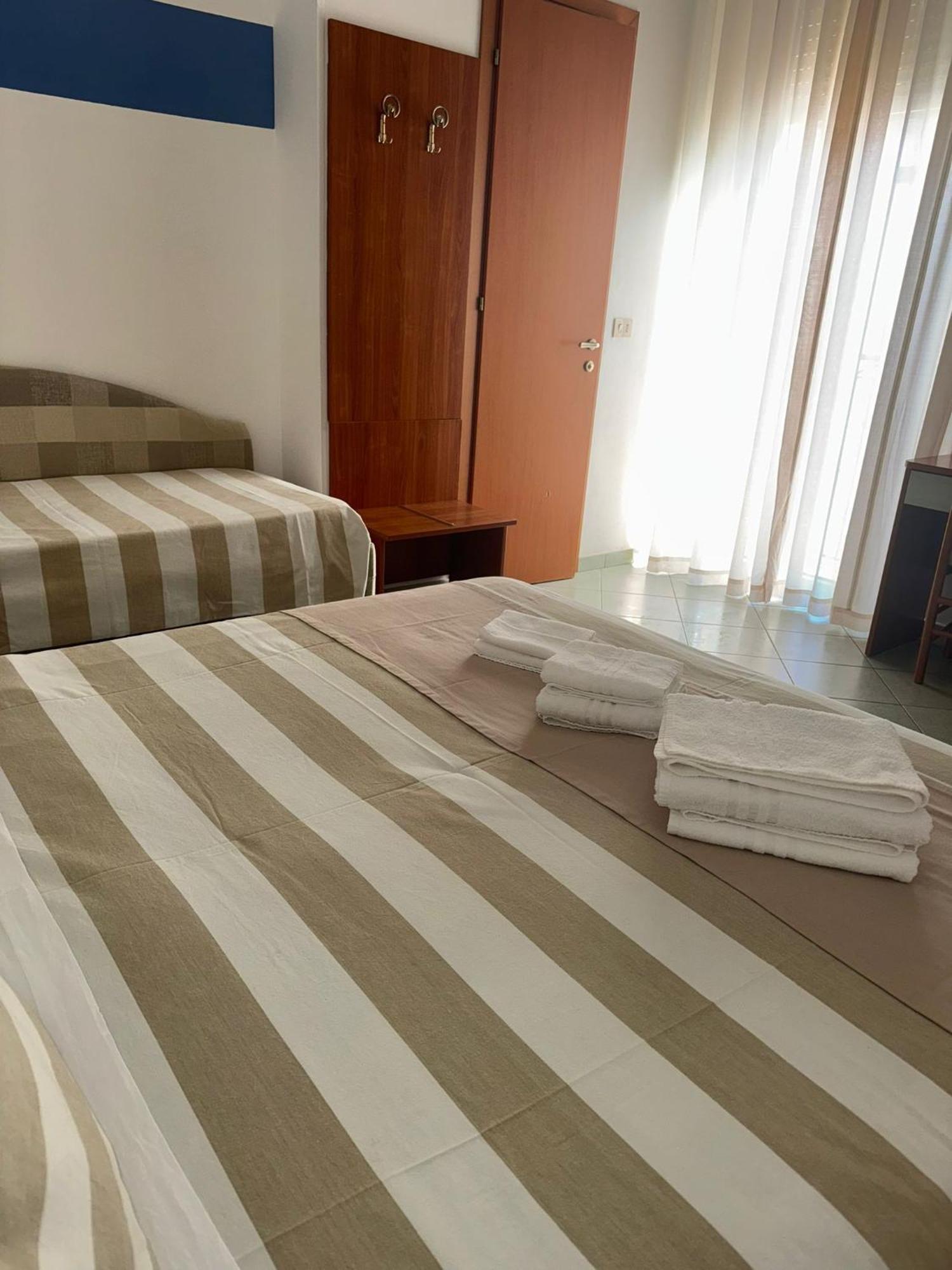 Hotel Villa Caterina Римини Екстериор снимка