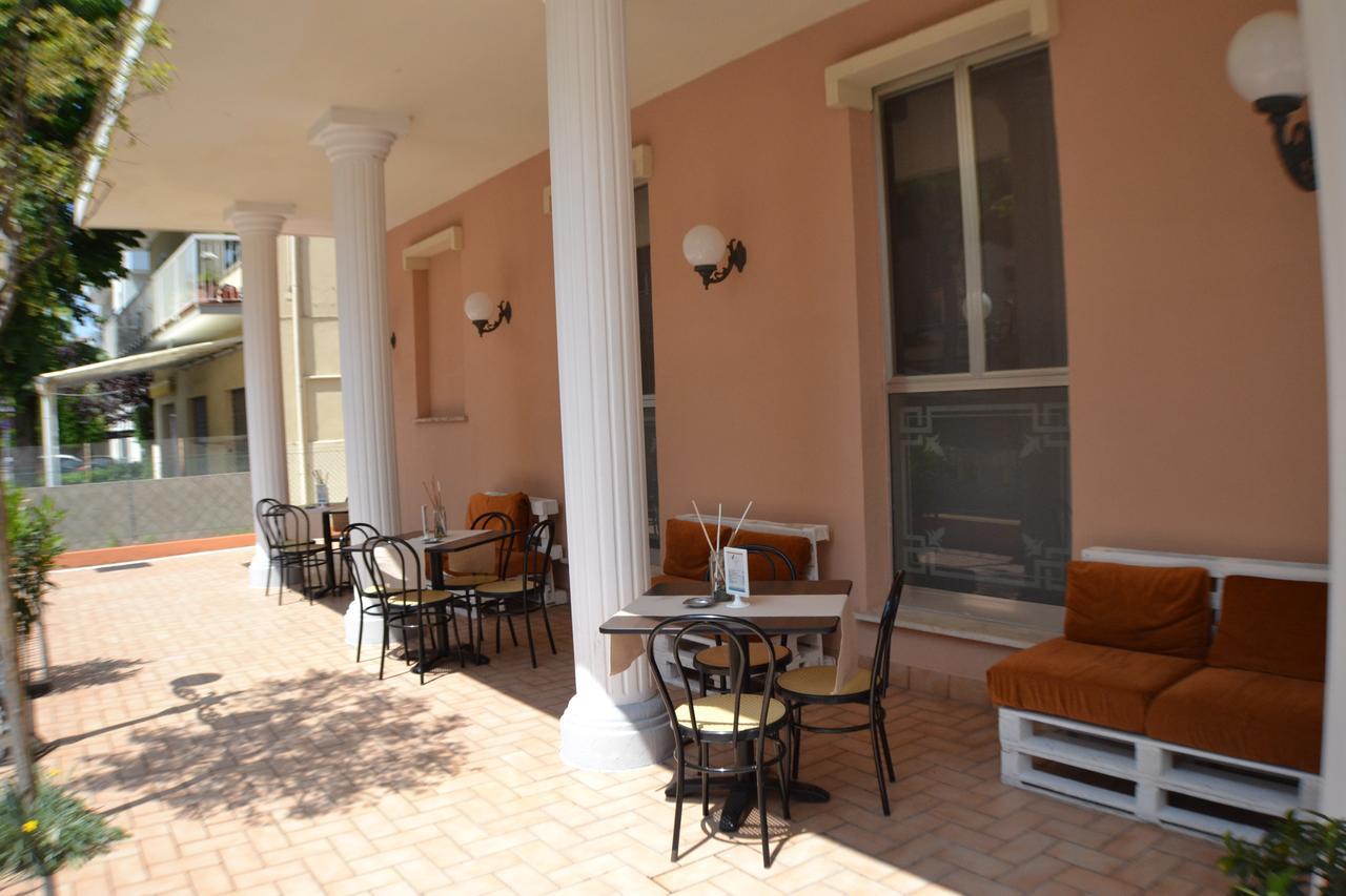 Hotel Villa Caterina Римини Екстериор снимка